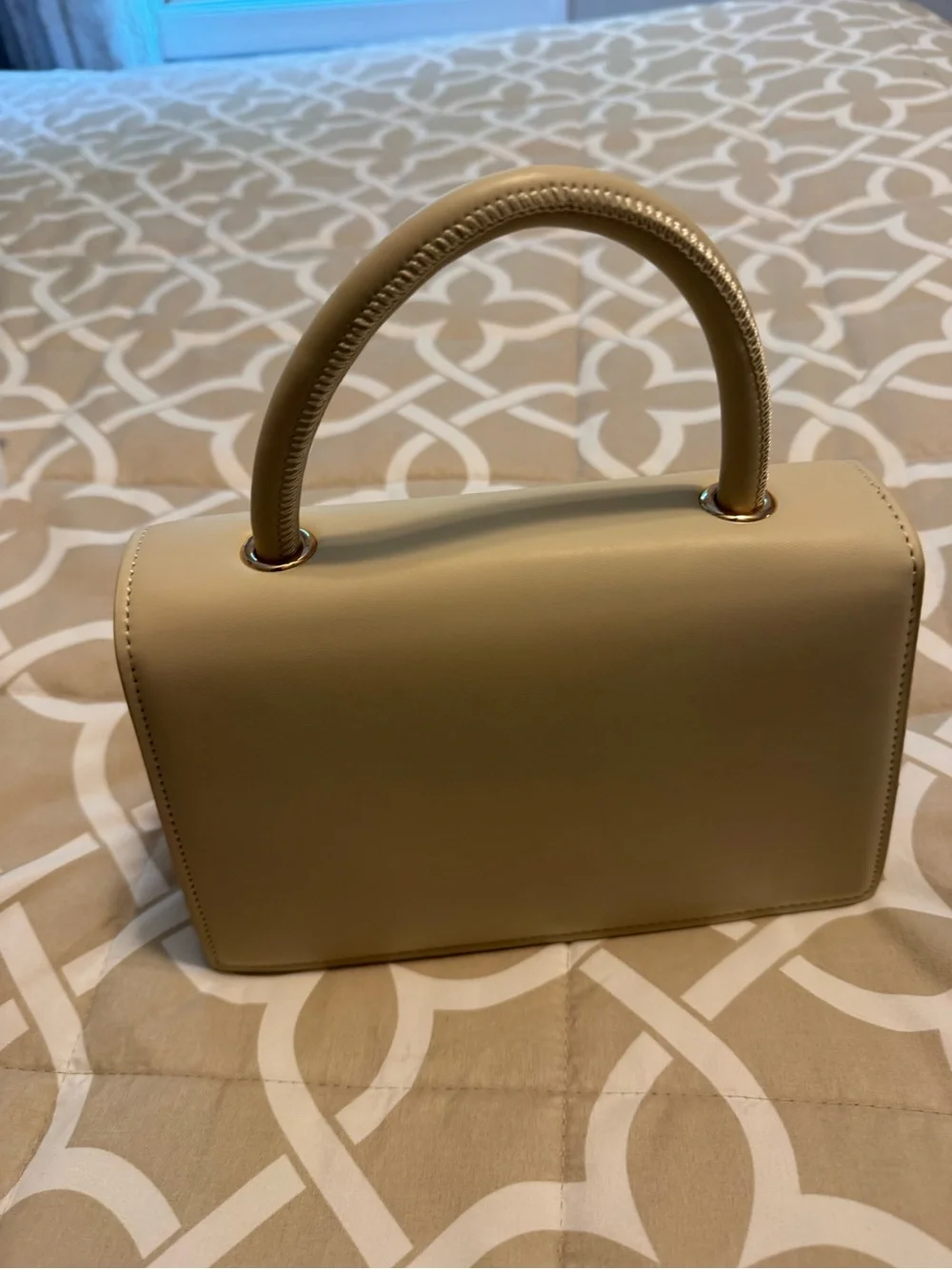 Elegant Cream Top-Handle Women’s Bag with Gold Hardware